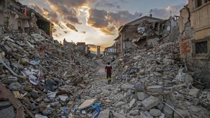 Bild: Alessandro Di Meo/ANSA/dpa
Die Bilder der Zerstörung gingen damals um die Welt.