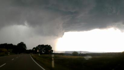 Bild: Silke Drexler
Ist für das große Unwetter bei Steinberg am See ein Tornado verantwortlich? Leserin Silke Drexler vermutet es und hat Oberpfalz-Medien zwei Bilder zukommen lassen.
