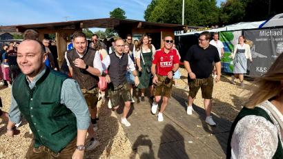 Bild: Gabi Schönberger
Los geht´s. Die ersten Kirwabesucher spurten um die besten Plätze im Festzelt.