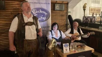 Archivbild: Archiv Gericke
In der Kategorie „Volksmusik“ ging der Kulturpreis des Bezirks Oberpfalz 2019 an die „Blecherne Sait’n“ (von links): Franz Gericke, Ingrid Gericke und Josef Donhauser.