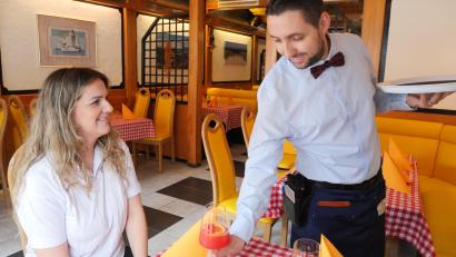 Bild: Julia Benkhardt
Pepe Gashi (rechts) ist einer der beiden Inhaber und Hauptkellner im "Ristorante la Torre".