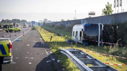 Bild: Jeroen Jumelet/ANP/dpa
Die 54 Schülerinnen und Schüler sowie 4 Lehrkräfte waren nach Angaben der Schule auf dem Weg nach Paris.