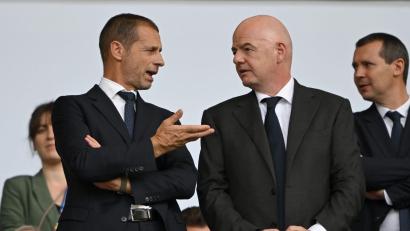 Bild: Robert Michael/dpa
Aleksander Ceferin (l) und Gianni Infantino sind die Big Player im Machtkampf der Fußball-Funktionäre. (Archivbild)