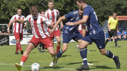 Bild: Hans Mark
Der 1. FC Schmidgaden (blau) gewinnt das Derby gegen die DJK Dürnsricht-Wolfring (rot) mit 6:0.