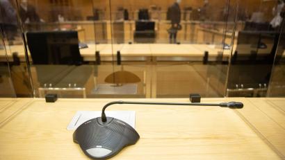 Symbolbild: Friso Gentsch/dpa/Symbolbild
Das Amberger Amtsgericht hat einen vorbestraften Alkoholdieb zu einer mehrmonatigen Gefängnisstrafe verurteilt.