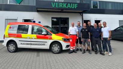 Bild: Florian Schlegel
Der Caddy der Ebermannsdorfer Helfer vor Ort ist wieder einsatzbereit. HvO-Leiter Thorsten Schmid freut sich, dass regionale Firmen zusammenhalfen, um das Fahrzeug schnellstmöglich zu reparieren.