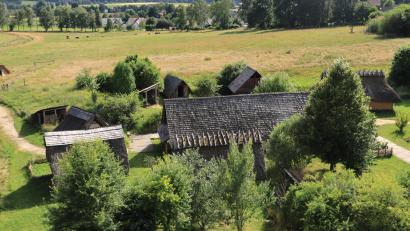 Archivbild: olr
Ein Blick auf das Slawendorf im Geschichtspark Bärnau-Tachov. Noch immer kämpft der Geschichtspark mit finanziellen Nöten.