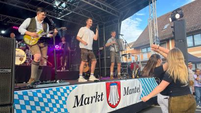 Bild: Eva Seifried
Die Partyband "Rundumadum" ist ein Stimmungsgarant. Die Jungs hatten für jeden Geschmack Musik im Programm. So war das Manteler Bürgerfest ein großer Erfolg.