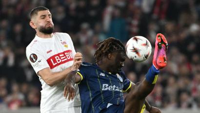 Bild: Marijan Murat/dpa
Neuer HSV-Stürmer: Der Nigerianer Terem Moffi - hier noch im Trikot des FC Porto (r) im Europa-League-Spiel gegen den VfB Stuttgart. (Archivbild)