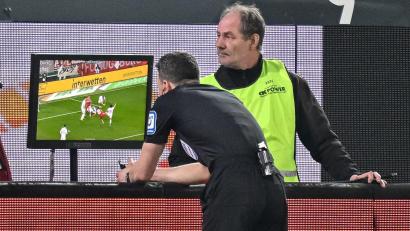 Bild: Harry Langer/dpa
Videobeweis: Bundesliga-Schiedsrichter Felix Zwayer checkt am TV-Schirm. (Archivbild)