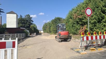 Bild: Gabriela Amann
Die Bauarbeiten im Bahnweg in Nabburg sollen bis Ende des Jahres 2026 abgeschlossen sein, so dass die Straße von und nach Stulln dann wieder befahrbar ist.