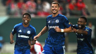 Bild: Hendrik Schmidt/dpa
Schalker Torschützen: Junior Adamu (l), Edin Dzeko (M) und Moussa Sylla.