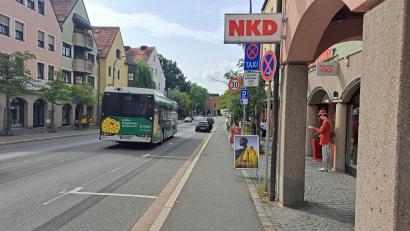 Bild: Jessica Fechner
Kurzzeitparker, medizinische Fahrdienste und Taxen dürfen ihr Fahrzeug hier bis zu zehn Minuten abstellen. Laut der Stadt Weiden sind diese Stellplätze in der Dr.-Pfleger-Straße eine Zwischenlösung. Ein nachhaltiges Gesamtkonzept brauche noch Zeit.