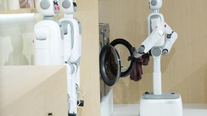 Bild: Ju Huanzong/XinHua/dpa
Fast die Hälfte der Menschen in Deutschland kann sich vorstellen, künftig einen menschenähnlichen Roboter im Haushalt einzusetzen.
