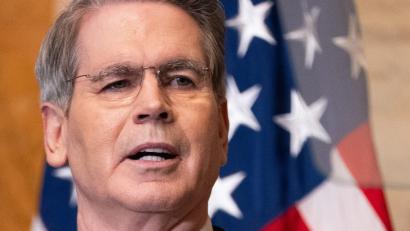 Bild: Allison Robbert/FR172296 AP/AP/dpa
US-Finanzminister Bessent hat Details des US-„Wirtschaftskriegs“ gegen den Iran bekanntgegeben. (Archivfoto)