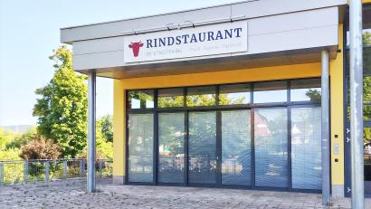 Bild: njn
Noch prangt der Schriftzug "Rindstaurant im Stadtpark" an der Stadthalle - wohl aber nicht mehr lange: Die Stadt hat der Pachtvertrag mit der Pächterin gekündigt.