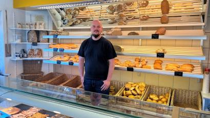 Bild: ihl
Christoph Ritz steht hinter der Verkaufstheke in der Kirchstraße: Die Stullner Filiale der Bäckerei wird bald geschlossen – genauso wie der Laden in Dürnsricht.
