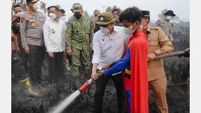 Bild: Forestry Ministry Indonesia/dpa
Der junge „Superman“ gilt schon jetzt als Symbolfigur im Kampf gegen die Flammen.