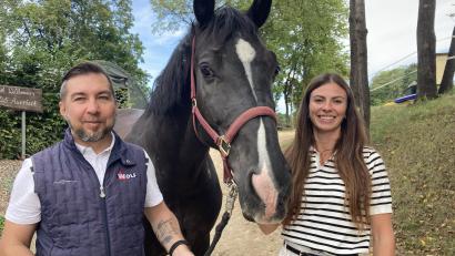 Bild: Stefanie Swann
Para-Reiter Jörg Moosburger und die Erste Vorsitzende des Reitclubs Auerbach, Sabrina Lauer, finden "Ausgrenzung ist unfair". Daher fühlt sich Moosburger beim Reitclub besonders gut aufgehoben.