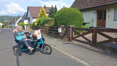 Bild: Maria Müller
Ernst Schmer freut sich, dass er mit Maria Müller und dem Tandem-E-Bike zu seinem Elternhaus in Wernberg-Köblitz fahren konnte, obwohl er selbst nicht mehr alleine Radfahren kann.