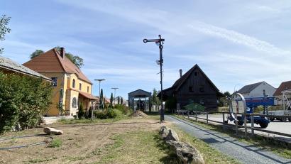 Bild: Claudia Völkl
Rund 220 Arbeitsstunden stecken in der Restaurierung des historischen Flügelsignals. Seit einigen Tagen steht es am alten Bahnhof in Oberviechtach, am Bayerisch-Böhmischen Freundschaftsradweg gelegen.
