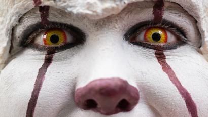 Symbolbild: Angela Rohde/Adobe Stock
Horrorfilme - ja oder nein? Für Florian Bindl ist die Antwort klar. In der Kolumne antwortet er auf den OTon seiner Kollegin. Das Bild zeigt übrigens keinen von beiden, sondern Horrorclown Pennywise, eine Figur aus dem Roman "Es" von Stephen King.