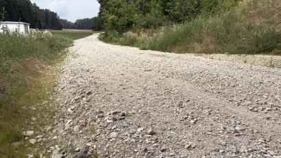 Bild: Joachim Gebhardt
Grobes Material liegt auf einem Teilstück des Weges von Breitenbrunn nach Haar – viele Radfahrer bemängeln das.