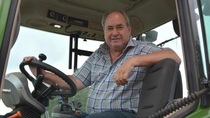 Bild: Josef Rosner
Da fühlt sich Josef Schwägerl wohl, auf seinem Fendt-Bulldog. Der 67-jährige hat ein bewegtes ehrenamtliches Leben hinter sich. Vom kleinen Dorfbub aus Oberteich zum Chef der siebtgrößten bayerischen Genossenschaftsbank.