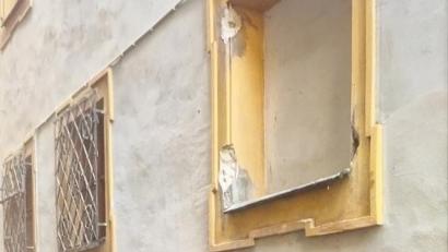 Bild: PI Amberg
Unbekannte haben in der Rathausstraße in Amberg ein Fenstergitter herausgerissen und einen Schaden von etwa 2000 Euro verursacht.