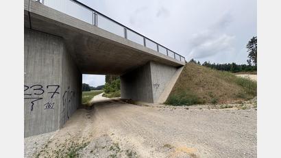 Bild: Joachim Gebhardt
Im Bereich des Baufeldes unter der neuen Brücke wird das Staatliche Bauamt wieder für einen feineren Belag sorgen.