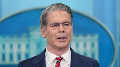 Bild: Alex Brandon/AP/dpa
US-Finanzminister Bessent verkündet neue Sanktionsmaßnahmen gegen den Iran.