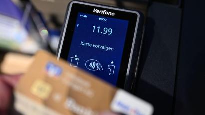 Bild: Bernd Weißbrod/dpa
Viele Einkäufe werden bargeldlos bezahlt, oft kontaktlos quasi im Vorbeigehen. (Symbolbild)