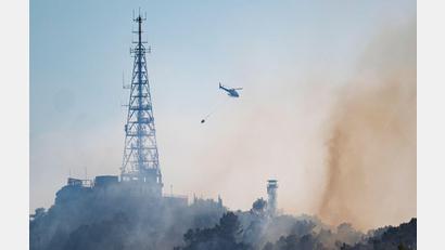 Bild: Lorena Sopêna/EUROPA PRESS/dpa
Ein Löschhubschrauber bekämpfte vor eineinhalb Wochen einen Waldbrand ebenfalls in der Serra de Collserola am nördlichen Stadtrand von Barcelona. Dort brennt es jetzt erneut. (Archivbild)