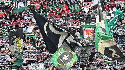 Bild: Sina Schuldt/dpa
Fans von Hannover 96 beim Pokalspiel in Bremen.