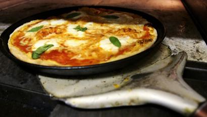 Symbolbild: Arno Burgi
Ein Mann und vier Jugendliche haben in einer Pizzeria in Amberg Pizza für mehr als 90 Euro gegessen und nicht bezahlt.
