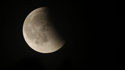Bild: Thomas Warnack/dpa
Am Freitag wird der Mond zum Teil vom Erdschatten verdunkelt.