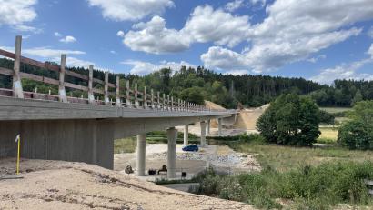 Bild: Heike Unger
Die große Vilstalbrücke bei Theuern ist im Rohbau fertig, hier fehlt nur noch der Fahrbahnbelag. Sie ist die größte von insgesamt acht Brücken der Kümmersbrucker Westumgehung.
