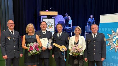 Bild: Polizei Oberfranken
Führungswechsel bei der Polizeiinspektion Marktredwitz: Maximilian Prechtel (Dritter von rechts) übernimmt künftig die Leitung der PI. Er übernimmt von Roland Ast (Dritter von links), der die Dienststelle sechs Jahre lang leitete. Bei der Feierstunde dabei waren auch (von links) Florian Mayer, Karin Ast sowie (von rechts) Armin Schmelzer und Carina Prechtel.