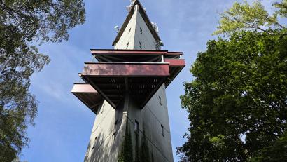 Bild: Tobias Gräf
Der Aussichtsturm am Rödlasberg hat mehrere Balkone, auf dem Weg nach ganz oben kann man hier rasten und zwischendrin die Aussicht genießen.