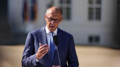 Bild: Kay Nietfeld/dpa
Bundeskanzler Friedrich Merz (CDU) äußert sich zum Auftakt der Kabinettsklausur im Schloss Neuhardenberg auch über den Vorfall mit einer Sprengstoffdrohne in Leipzig.