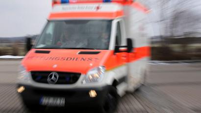 Bild: Stephan Jansen/dpa
Der Rettungsdienst brachte den Jugendlichen in ein Krankenhaus. (Symbolbild)