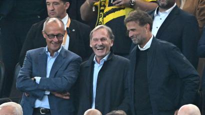Bild: Federico Gambarini/dpa
Hans-Joachim Watzke (M) pflegt nach wie vor einen engen Draht zum neuen Bundestrainer Jürgen Klopp (r), wie auch zu Bundeskanzler Friedrich Merz (l).