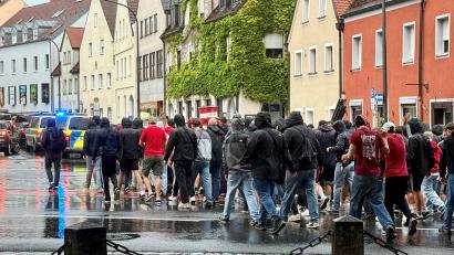 Bild: Gabi Schönberger
Die Fans des SSV Jahn Regensburg marschieren am Dienstagnachmittag vor dem Totopokalspiel und bei kräftigem Regen durch die Weidener Innenstadt.