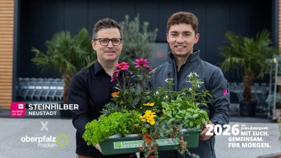 Bild: Sara Neidhardt
Gehen Hand in Hand in die Zukunft: von rechts Ludwig Steinhilber (Gärtnerei Steinhilber) und Key Account Manager Tobias Übelmesser (Oberpfalz-Medien).