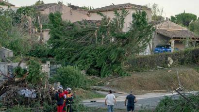 Bild: Idriss Bigou-Gilles/AFP/dpa
Nach dem Tornado untersuchen Einsatzkräfte die Häuser in der Gemeinde.