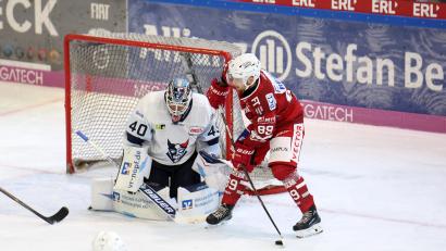 Bild: Roland Rappel
Für viele Weidener ein ungewohnter Anblick: Tyler Ward kommt beim Vorbereitungsturnier in Deggendorf im Regensburger Trikot gefährlich vor das Tor der Blue Devils Weiden.