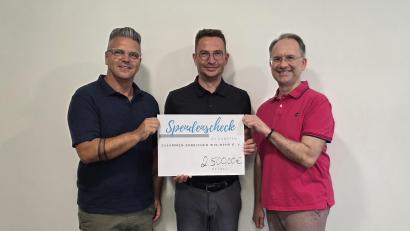 Bild: Anna Schön
Andreas Hruschka, Stefan Weig von der Steuerkanzlei Weig und Partner und Stefan Bäumler freuen sich über die Spende in Höhe von 2.500 Euro an den gemeinnützigen Verein „Zusammen erreichen wir mehr e. V.“.