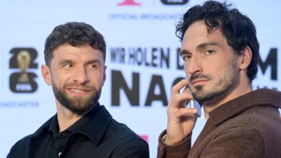 Bild: Felix Hörhager/dpa
Müller (l) und Hummels steigen bei portugiesischem Club ein. (Archivbild)