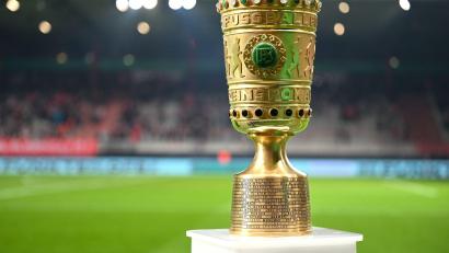 Bild: Soeren Stache/dpa
Objekt der Begierde: Die Trophäe im DFB-Pokal. (Archivbild)