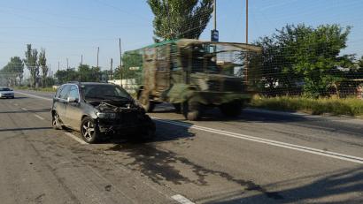 Bild: Alexander Krauß/Humanitas in Centro 
Zur Abwehr von Drohnen sind beidseits und über der Straße Netze gespannt. Was die Fluggeräte nicht geschafft haben, hat ein Lkw erledigt und bei Kramatorsk das gepanzerte Einsatzfahrzeug der Speichersdorfer Hilfsorganisation Humanitas in Centro "abgeschossen". Da der BMW nicht mehr repariert werden kann, benötigen die Retter einen Ersatzwagen.
